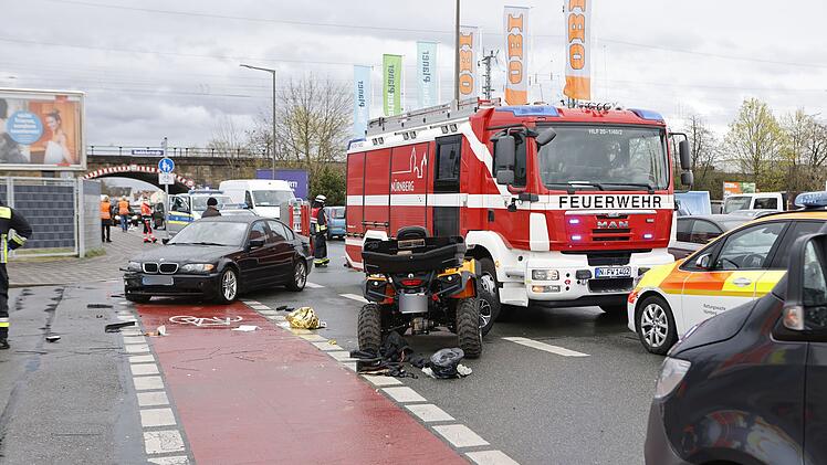 N&uuml;rnberg: BMW st&ouml;&szlig;t im Kreuzungsbereich mit Quad zusammen
