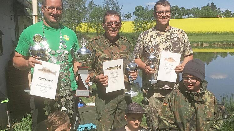 Die Anglerk&ouml;nige und ihre Ritter des Kreisfischereivereins Kronach an den Teichen bei Birkach, hinten von links: Anglerk&ouml;nig Mario B&uuml;ttner, Erster Ritter Stefan Leonhardt, Zweiter Ritter Florian Seu&szlig;; vorne von links: Jungk&ouml;nig Dustin B&uuml;ttner, Erster Ritter Ben B&uuml;ttner und Zweiter Ritter Wolf Seu&szlig;.