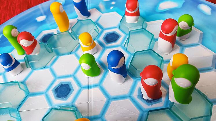 Kuschel-Kolonien im Test - knuffiges Kinder-Brettspiel mit Pinguinfamilien