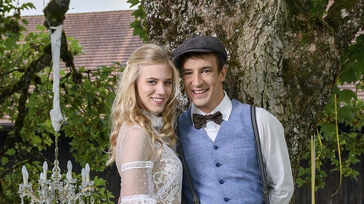 Nach einem Jahr Liebeswirrwarr entschied sich Alicia (Larissa Marolt) für Viktor (Sebastian Fischer) und feierten eine Sommer-Traumhochzeit.