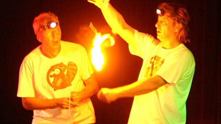 Manfred Stark (l.) und Michael Petermann arbeiten auch mit Pyrotechnik. Fotos: Kilian Schmidt