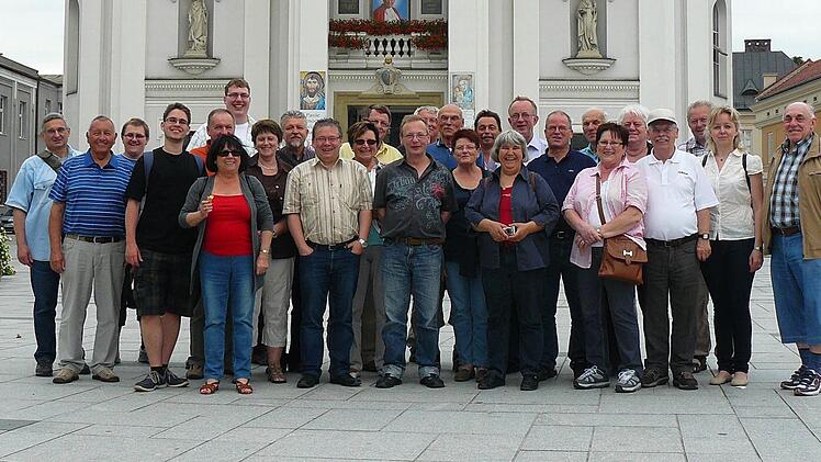 Die Untersteinacher Reisegruppe auf dem Platz vor der Basilika in Wadowice.