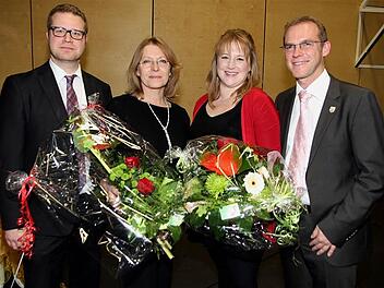 Ehre wem Ehre geb&uuml;hrt: Erster B&uuml;rgermeister Wolfgang Desel (rechts) bedankte sich bei Michael Saffer, dem Leiter des Symphonischen Blasorchesters und der Musikschule, Stadtplanerin Edith Obrusnik (Zweite von links) und Katharina Stamp ("Die K&uuml;nstlerwerkstatt"). Foto: Bertram Wagner