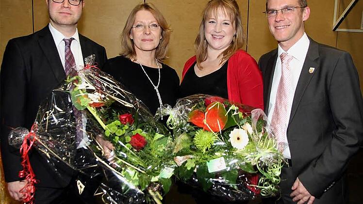 Ehre wem Ehre geb&uuml;hrt: Erster B&uuml;rgermeister Wolfgang Desel (rechts) bedankte sich bei Michael Saffer, dem Leiter des Symphonischen Blasorchesters und der Musikschule, Stadtplanerin Edith Obrusnik (Zweite von links) und Katharina Stamp ("Die K&uuml;nstlerwerkstatt"). Foto: Bertram Wagner