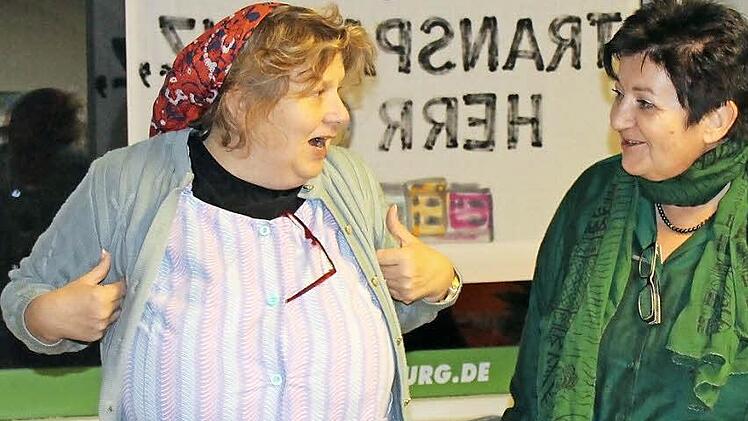 Der Oberbürgermeister und der Landrat sollten sich vor ihren Putzfrauen (Gabriele Jahn und Angela Platsch) in acht nehmen. Sie ziehen schon mal die unterste Schublade. Foto: C. Lehmann