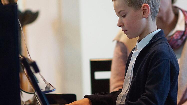 Einen bemerkenswerten Auftritt lieferte der fünfjährige Julian Fischer am Klavier.