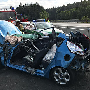 A9 im Kreis Bayreuth: Auto wird unter Lkw geschoben