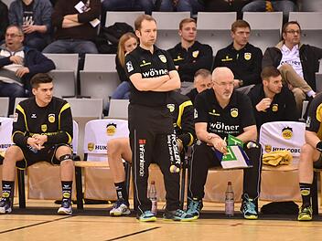 Die beiden Coburger Trainer Jan Gorr und Ralf Baucke (sitzend) waren mit der Leistung ihrer Mannschaft in Aue sehr zufrieden. Foto: CT-Archiv