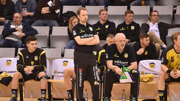 Die beiden Coburger Trainer Jan Gorr und Ralf Baucke (sitzend) waren mit der Leistung ihrer Mannschaft in Aue sehr zufrieden. Foto: CT-Archiv