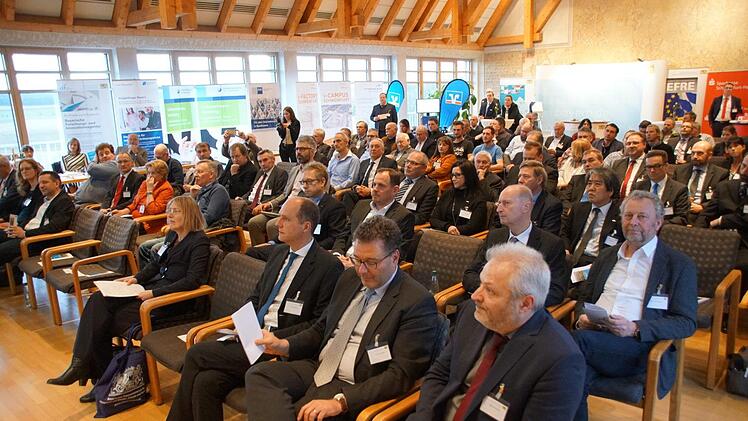 Groß war das Interesse der Unternehmer aus der Region an den Informationen des bayerischen Wirtschaftsministeriums zu seinen Fördermöglichkeiten.Weinbeer