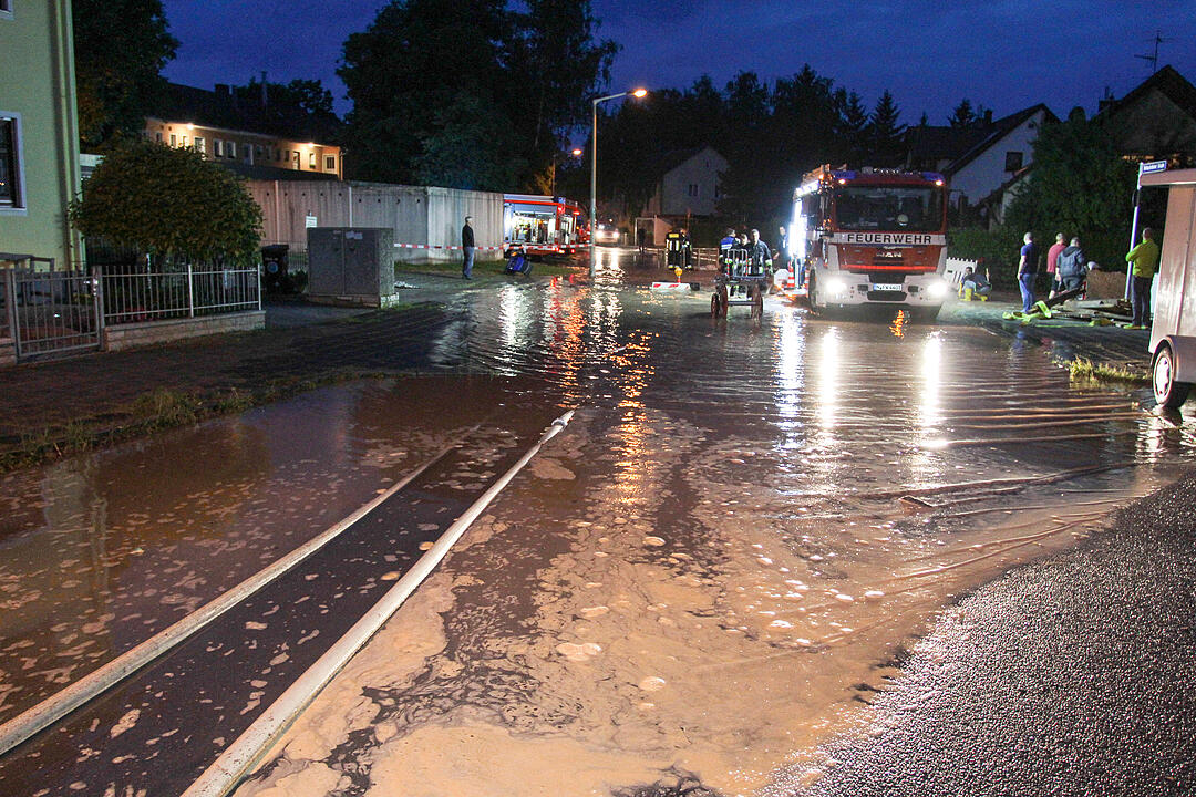 Nürnberg: Beschädigte Leitung setzt einen ganzen Straßenzug unter Wasser