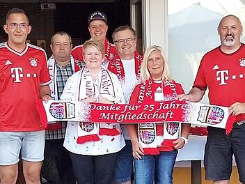 Zweiter Vorsitzender Bernd Brehm (l.) und Vorsitzender Frank Hauke mit den Mitgliedern, die seit 25 Jahren dabei sind. Foto: Johanna Blum