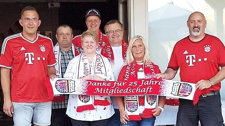 Zweiter Vorsitzender Bernd Brehm (l.) und Vorsitzender Frank Hauke mit den Mitgliedern, die seit 25 Jahren dabei sind. Foto: Johanna Blum