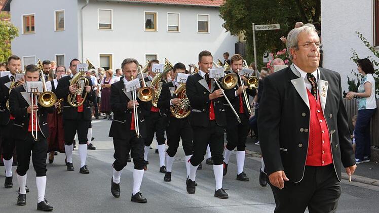 Der Festzug in Langensendelbach Foto: Barbara Herbst