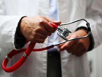 Ein Hausarzt in Coburg soll nicht nur falsch mit den Krankenkassen abgerechnet, sondern auch Patientinnen missbraucht haben. Foto: CT-Archiv