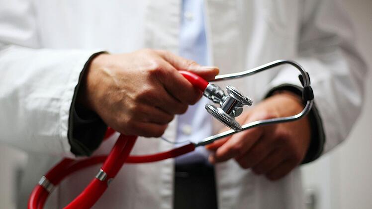 Ein Hausarzt in Coburg soll nicht nur falsch mit den Krankenkassen abgerechnet, sondern auch Patientinnen missbraucht haben. Foto: CT-Archiv