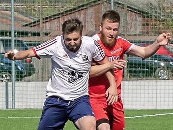 Nicolai Endres (rechts), hier im Duell mit dem Staffelsteiner Jonas Dietz, will mit dem SV Heilgersdorf in die Relegation. Foto: Archiv/Klamm