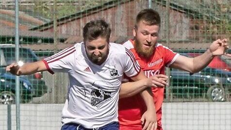 Nicolai Endres (rechts), hier im Duell mit dem Staffelsteiner Jonas Dietz, will mit dem SV Heilgersdorf in die Relegation. Foto: Archiv/Klamm