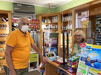 Heike Graetz (r.) legt  viel  Wert darauf, ihre Kunden persönlich zu kennen. Die Apotheken-Umschau wird noch persönlich nach Hause gebracht. Foto: Charlotte Wittnebel-Schmitz