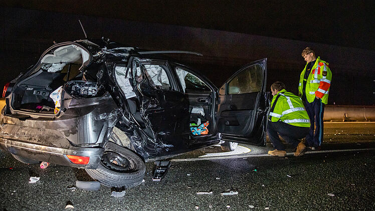 Auto kracht in Lkw - Mensch in Lebensgefahr