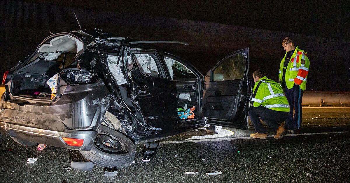 A6 bei Nürnberg: Auto kracht in Lkw - ein Mensch in Lebensgefahr
