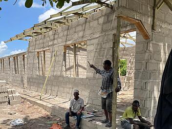 Weil die Grundschule Kiparang&rsquo;anda aus allen N&auml;hten platzt, wird eine zus&auml;tzlich in Finzi gebaut.