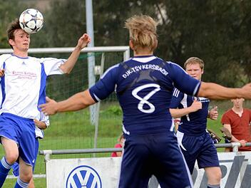 Die DJK Hallerndorf (weiße Trikots) wartet in der Kreisklasse 2 nach dem 1:3 gegen Kersbach weiter auf den ersten Sieg.  Foto: herzopress