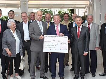 Insgesamt 1691 Euro schüttete die Stiftergemeinschaft der Sparkasse aus dem Jahr 1913 aus.  Foto: Mäuser