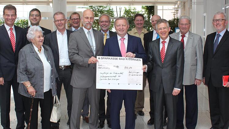 Insgesamt 1691 Euro schüttete die Stiftergemeinschaft der Sparkasse aus dem Jahr 1913 aus.  Foto: Mäuser