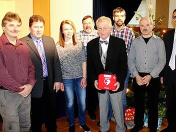 Züntersbachs Ortsvorsteher Hermann Kötterheinrich (5. von links) konnte für seinen Ortsteil bei der Adventsfeier einen Laiendefibrillator entgegennehmen. Foto: Steffen Vetter