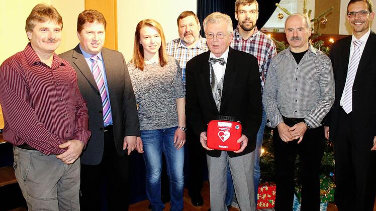 Züntersbachs Ortsvorsteher Hermann Kötterheinrich (5. von links) konnte für seinen Ortsteil bei der Adventsfeier einen Laiendefibrillator entgegennehmen. Foto: Steffen Vetter