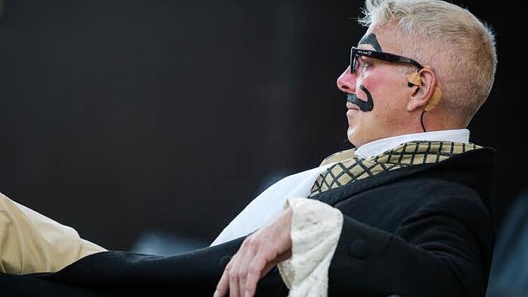Dass der gute, alte "Faust" heuer so "durch die Decke geht", hatte Kronachs Festspiele-Intendant Daniel Leistner (hier als Darsteller) nicht zu träumen gewagt. Foto: Hendrik Steffens