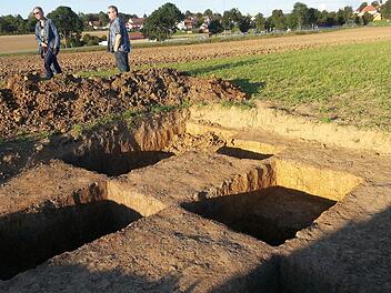 Die Grabungsschnitte auf dem Feld in Sichtweite des Königsfelder Sportplatzes sind seit Ende vergangener Woche wieder verfüllt. Fotos: Sabine Christofzik