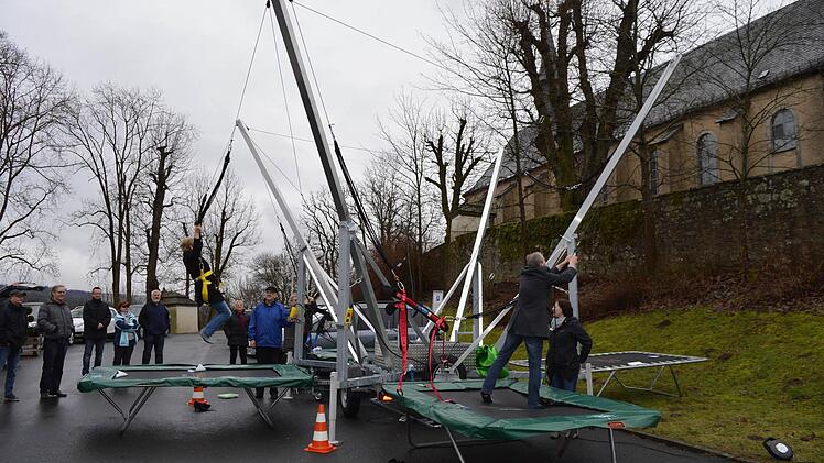 Das neue Bungee-Trampolin ist eine der großen Attraktionen im Kolping-Unterhaltungsangebot. Fotos: Marion Eckert