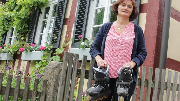 An 14 Ständen können Besucher am Sonntag in Horsdorf auf Schnäppchenjagd gehen. Einen davon betreibt Karin Murmann, die unter anderem die Inline-Skates ihrer mittlerweile erwachsenen Töchter anbietet.  Foto: Maximilian Glas