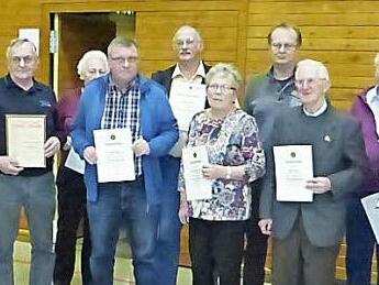 Viele Auszeichnungen wurden beim Ehrenabend des Frankenwaldvereins Grafengehaig &uuml;bergeben. Von links: Obfrau Margitta Hieke, Wegewart Martin D&ouml;ring, Ehrenmitglied Wenzel Wuschek, Elsa Beck (25 Jahre), Edwin Bauer (40 Jahre), Wegewart Klaus Hieke, Marianne Schramm (50 Jahre), Artur Vie&szlig;mann, Karl Scherer, Hans Eichner, Helmut S&ouml;llner (alle 40 Jahre) und B&uuml;rgermeister Werner Burger. Foto: Klaus-Peter Wulf