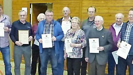 Viele Auszeichnungen wurden beim Ehrenabend des Frankenwaldvereins Grafengehaig &uuml;bergeben. Von links: Obfrau Margitta Hieke, Wegewart Martin D&ouml;ring, Ehrenmitglied Wenzel Wuschek, Elsa Beck (25 Jahre), Edwin Bauer (40 Jahre), Wegewart Klaus Hieke, Marianne Schramm (50 Jahre), Artur Vie&szlig;mann, Karl Scherer, Hans Eichner, Helmut S&ouml;llner (alle 40 Jahre) und B&uuml;rgermeister Werner Burger. Foto: Klaus-Peter Wulf