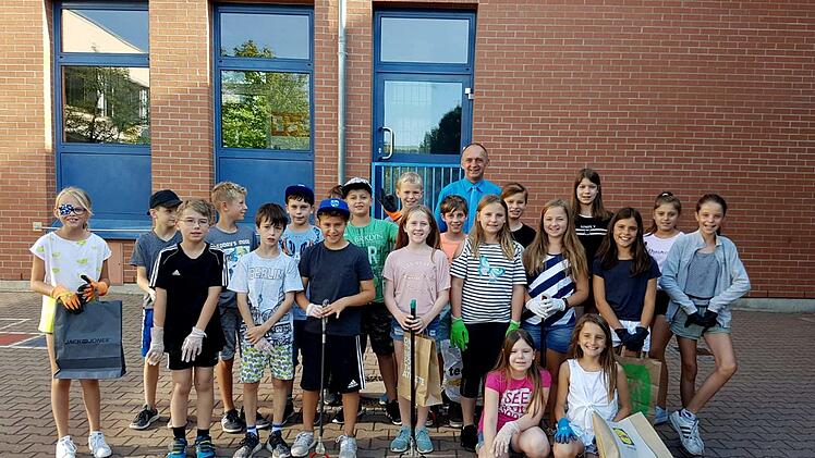 Die Müllsammler waren mit großem Eifer bei der Sache.   Foto: Richard Sänger