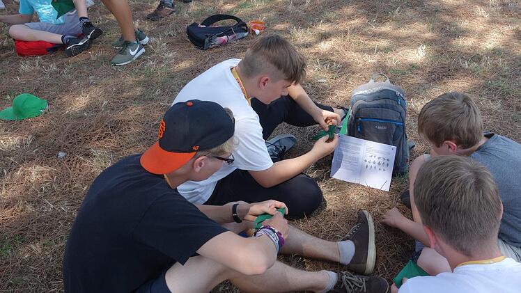 Keine leichte Aufgabe: Die Kulmbacher Ministranten falteten Kraniche. Die Kraniche sollten ein Zeichen es Friedens sein: "Suche Frieden und jage ihm nach" war das Motto der Ministrantenwallfahrt.