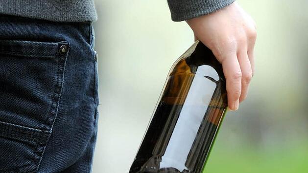 Nach einem Unfall fl&uuml;chtete ein 21-J&auml;hriger aus Kulmbach zun&auml;chst mit seinem auseinanderfallenden Auto - anschlie&szlig;end zu Fu&szlig; mit Wegbier. Symbolfoto: Tobias Hase/dpa