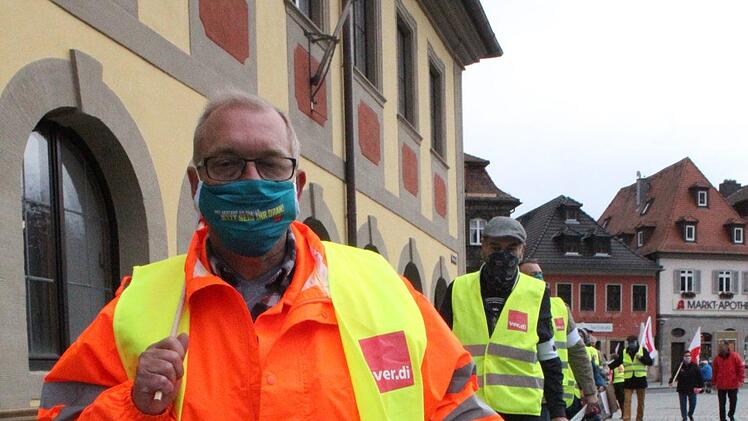 Auf dem Weg zur Umzingelung kamen manche Streikenden in Arbeitskleidung.