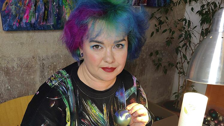 Nadiya in ihrem Atelier beim Experimentieren mit Weihnachtskugeln
