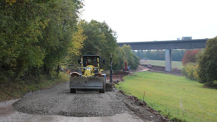 Während der Bauarbeiten für die Thulbatal-Brücke - die für den Markt Oberthulba sehr verträglich gewesen seien, so der Bürgermeister in seinem Rückblick - wurden bereits Zuwege verbreitert und befestigt. Jetzt beschloss der Gemeinderat den Geh- und Radwegbau von Oberthulba nach Wittershausen und von Wittershausen nach Aura. Planung und Bauausführung liegen in den Händen des Straßenbauamts Schweinfurt.