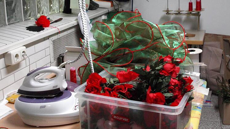 In der kleinen Schneiderei entstehen gerade Rosen-Kostüme.