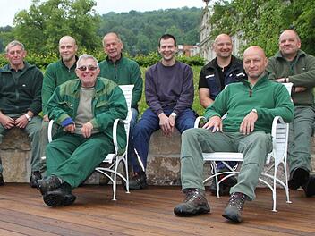 50 Quadratmeter Entspannung: Die Männer der Kurgärtnerei und der technischen Abteilung bauten mit vereinten Kräften das Sonnen-Plateau. Fotos: Ulrike Müller