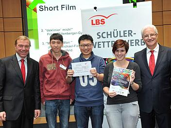 Platz zwei in der Sparte Short Film holte die Filmgruppe des Franz-Miltenberger-Gymnasiums, hier vertreten durch Peter Ten (2. von links), Niko Wu und Marie Leibelt. Sie erhielten eine Urkunde von Michael Weidenhiller vom Kultusministerium (links) und einen Scheck über 600 Euro von LBS-Pressesprecher Joachim Klein (rechts). Foto: LBS