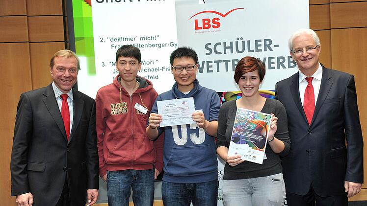 Platz zwei in der Sparte Short Film holte die Filmgruppe des Franz-Miltenberger-Gymnasiums, hier vertreten durch Peter Ten (2. von links), Niko Wu und Marie Leibelt. Sie erhielten eine Urkunde von Michael Weidenhiller vom Kultusministerium (links) und einen Scheck über 600 Euro von LBS-Pressesprecher Joachim Klein (rechts). Foto: LBS