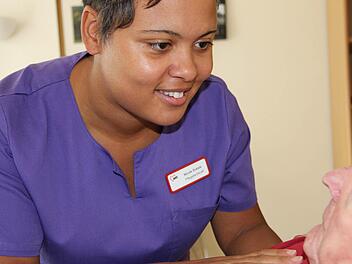 Nicole Sukale kennt sich in der Betreuung sterbender und schwerstkranker Menschen aus. Trotzdem findet sie es gut, immer etwas dazuzulernen. Sie ist dankbar und froh, dass sie den Palliative Care-Kurs bereits besuchen durfte. Foto: Katharina Müller-Sanke