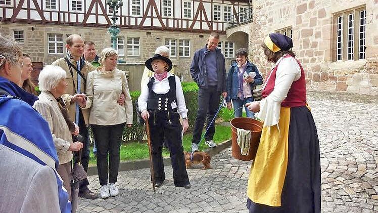 In vielen Fachwerkstädten wie etwa in Alsfeld werden unterhaltsame Gästeführungen angeboten. Foto: djd/Deutsche Fachwerkstraße/Alsfeld