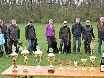 Mensch und Hund vereint und stolz auf ihre Leistungen  Foto: Mathias Erlwein